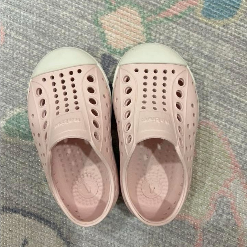 Native Kids Water Shoes - Light Pink and White